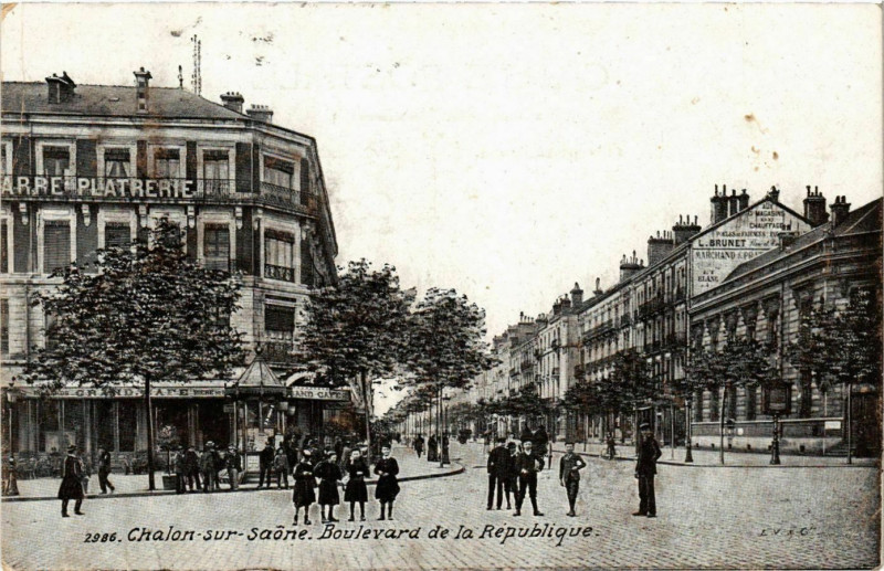 Carte postale ancienne Chalon-sur-Saone - Boulevard de la Republique à Chalon-sur-Saône