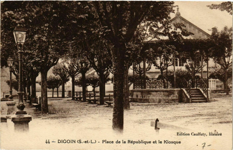 Carte postale ancienne Digoin - Place de la Republique et le Kiosque à Digoin