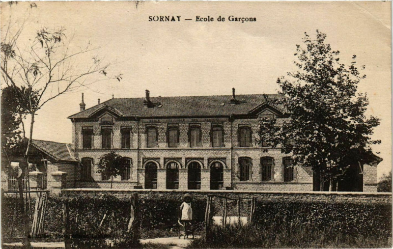 Carte postale ancienne Sornay - Ecole de Garcons à Sornay