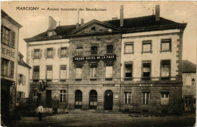 Carte postale ancienne Marcigny - Ancien monastere des Benedictines à Marcigny