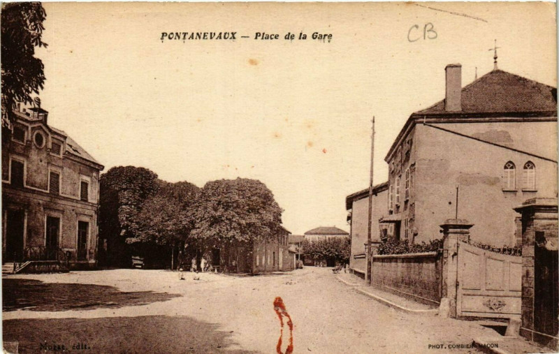 Carte postale ancienne Pontanevaux - Place de la Gare