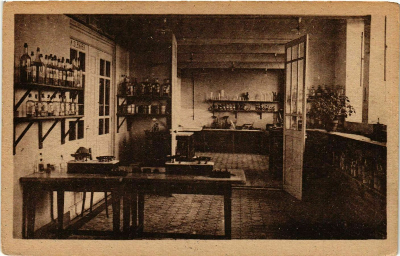 Carte postale ancienne Sanatorium de La Guiche - La Pharmacie à La Guiche