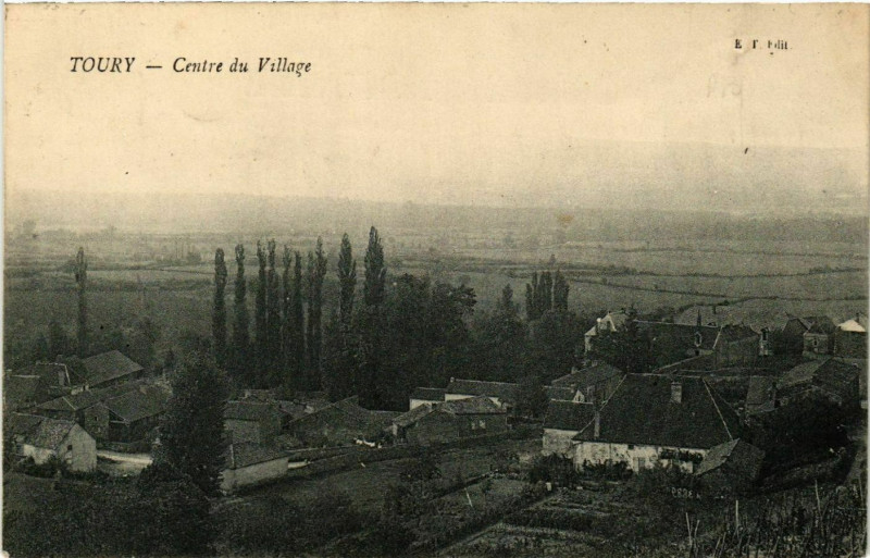 Carte postale ancienne Toury - Centre du Village