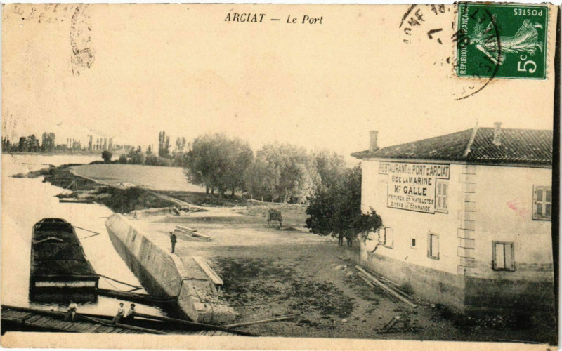 Carte postale ancienne Arciat - Le Port