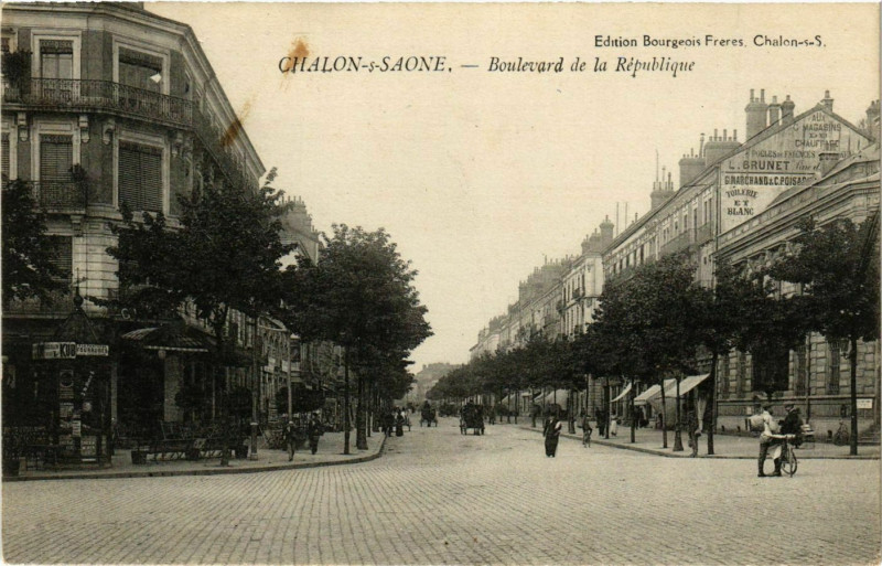 Carte postale ancienne Chalon-s-Saone - Boulevard de la Republique