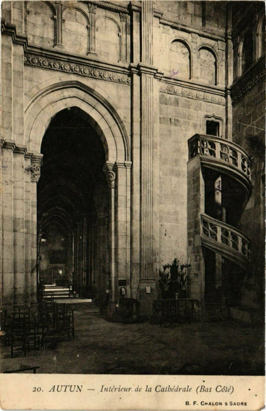 Carte postale ancienne Autun - Interieur de la Cathedrale (Bas Cote) à Autun