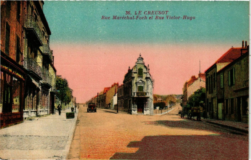Carte postale ancienne Le Creusot - Rue Marechal-Foch et Rue Victor-Hugo au Creusot