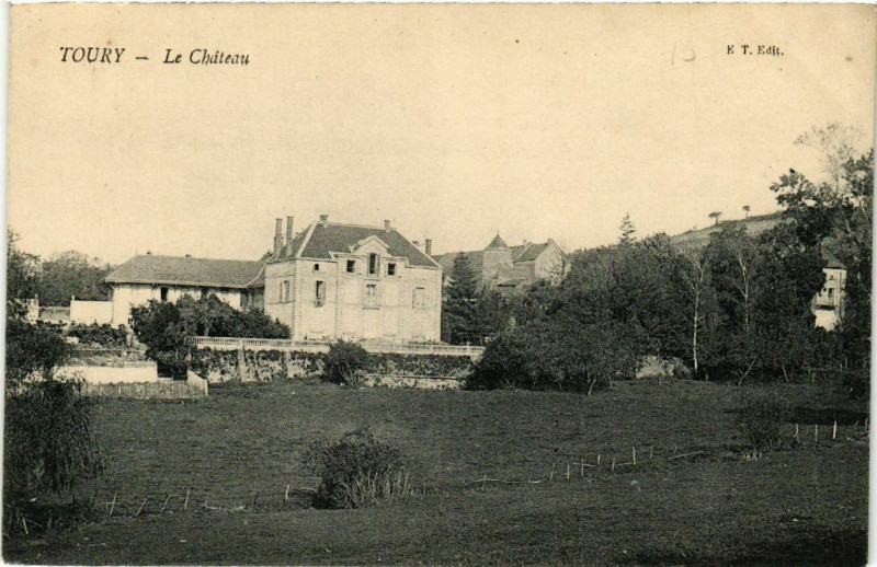 Carte postale ancienne Toury - Le Chateau à Château
