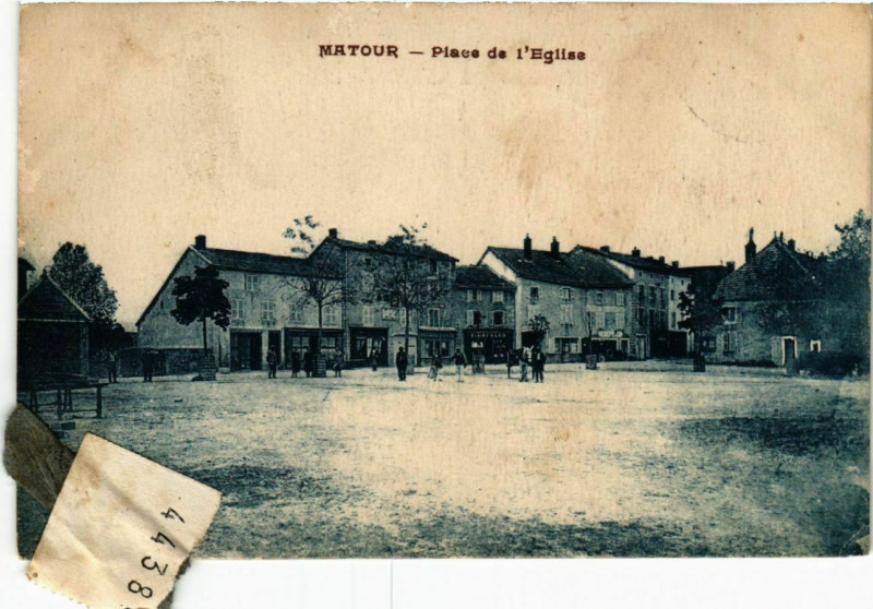 Carte postale ancienne Matour - Place de l'Eglise à Matour