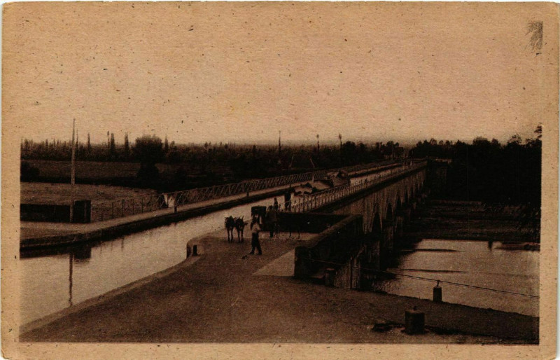 Carte postale ancienne Digoin (S.-&-L.) - Le Pont Acqueduc à Digoin