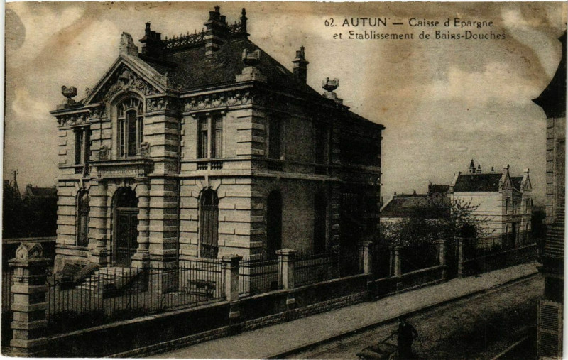 Carte postale ancienne Autun - Caisse d'Epaegne et Etabl. de Bains-Douches à Autun