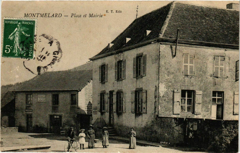 Carte postale ancienne Montmelard - Place et Mairie à Montmelard