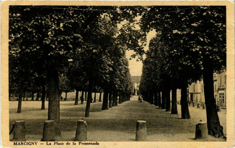 Carte postale ancienne Marcigny - La Place de la Promenade à Marcigny
