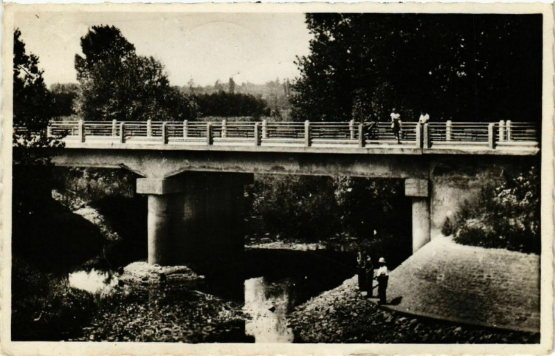 Carte postale ancienne Varennes Saint-Sauveur - Pont Neuf de Montfourent à Varennes-Saint-Sauveur