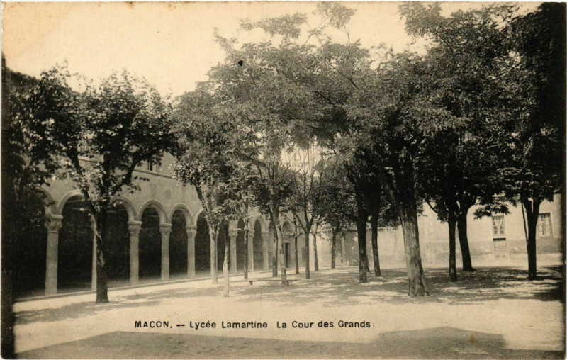 Carte postale ancienne Macon - Lycée - Lamartine La Cour des Grands à Mâcon