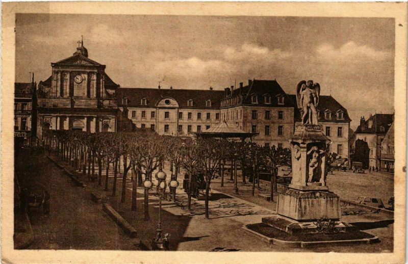 Carte postale ancienne Autun - Place du Camp de Mars college et Monument aux Morts à Autun