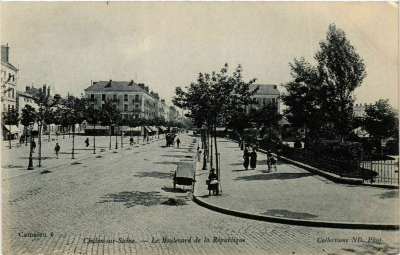 Carte postale ancienne Chalon-sur-Saone - Le Boulevard de la Republique à Chalon-sur-Saône