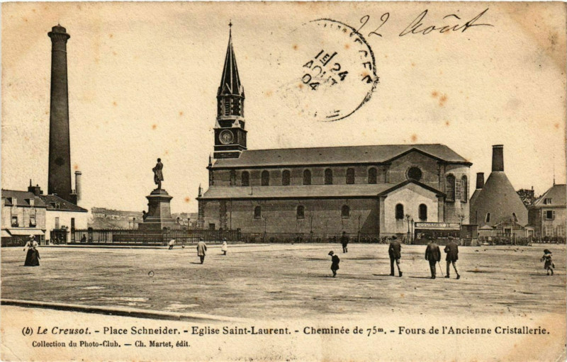 Carte postale ancienne Le Creusot - Place Schneider - Eglise Saint-Laurent - Cheminée de au Creusot