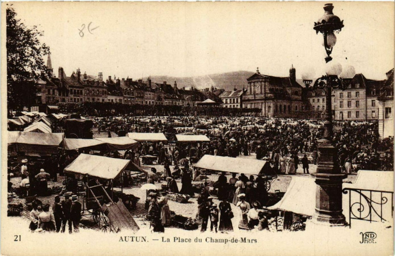 Carte postale ancienne Autun - La Place du Champ-de-Mars à Autun
