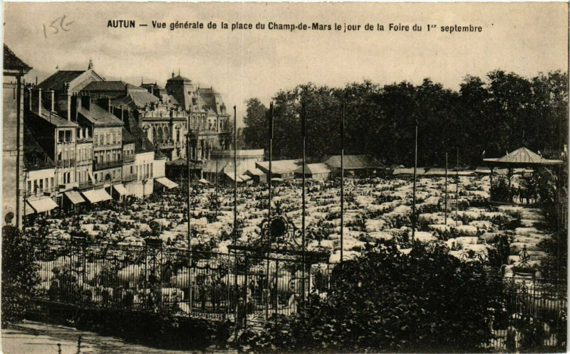 Carte postale ancienne Autun - Vue générale de la Place du Champ-de-Mars - Foire à Autun