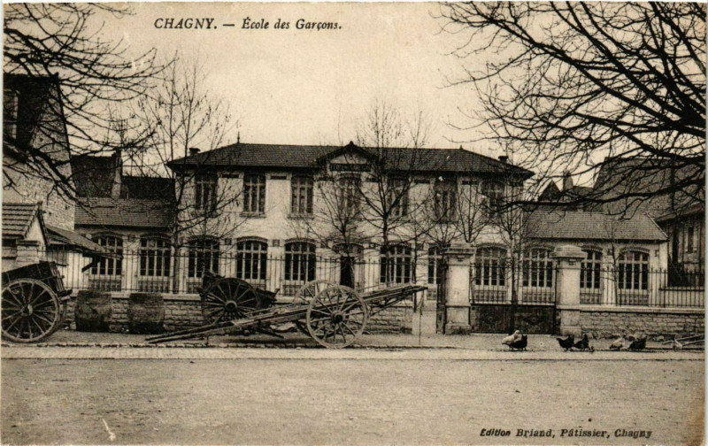 Carte postale ancienne Chagny - Ecole des Garcons à Chagny