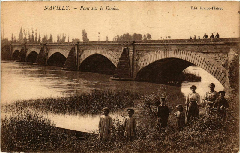 Carte postale ancienne Navilly - Pont sur le Doubs à Navilly