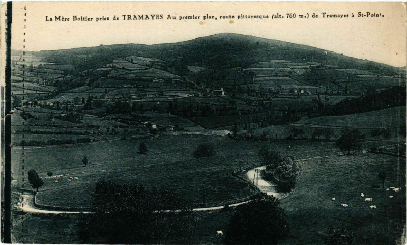Carte postale ancienne La Mere Boitier prise de Tramayes Au premier plan route à Tramayes