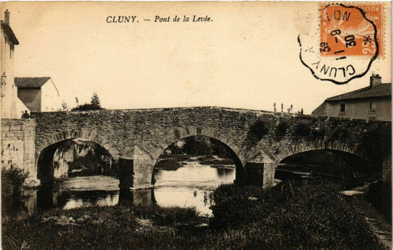 Carte postale ancienne Cluny - Pont de la Levée à Cluny