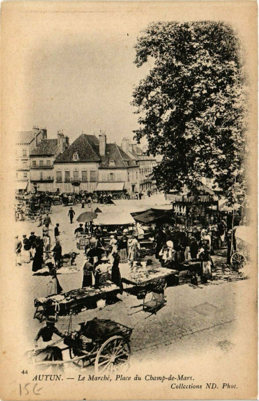 Carte postale ancienne Autun - Le Marché - Place du Champ-de-Mars à Autun
