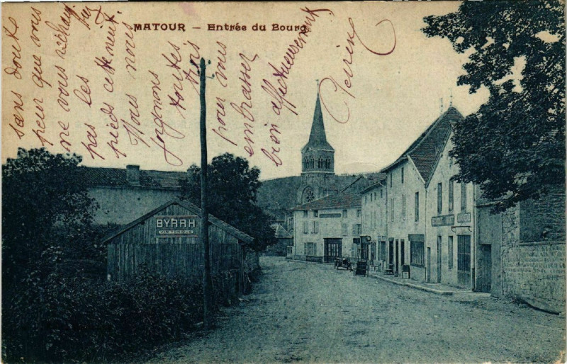 Carte postale ancienne Matour - Entrée du Bourg à Matour