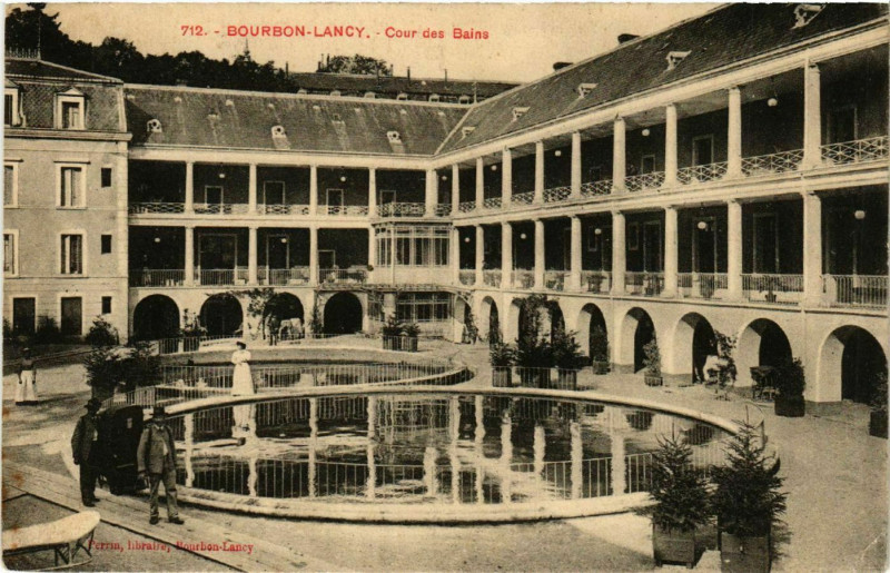 Carte postale ancienne Bourbon-Lancy - Cour des Bains à Bourbon-Lancy