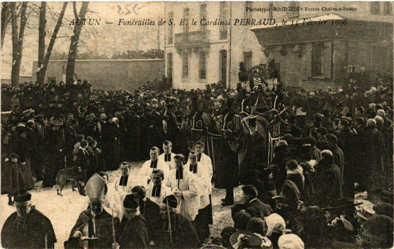 Carte postale ancienne Autun - Funerailles de S. E. le Cardinal Perraud - 1906 à Autun