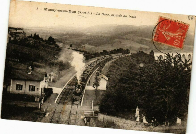 Carte postale ancienne Mussy-sous-Dun - La Gare arrivée du train à Mussy-sous-Dun