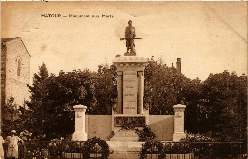 Carte postale ancienne Matour - Monument aux Morts à Matour