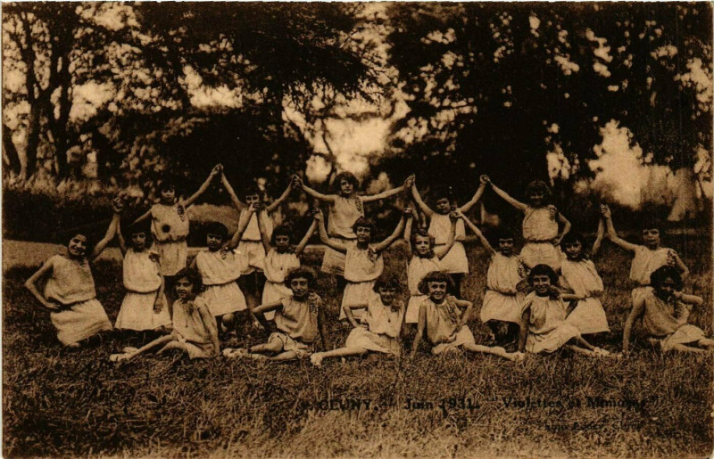 Carte postale ancienne Cluny - Jun 1931 - Violettes et Memosus à Cluny