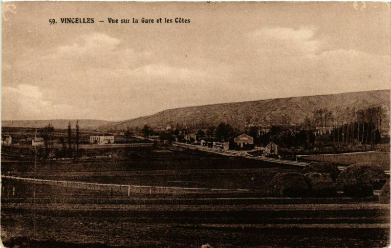 Carte postale ancienne Vincelles - Vue sur la Gare et les Cotes à Vincelles