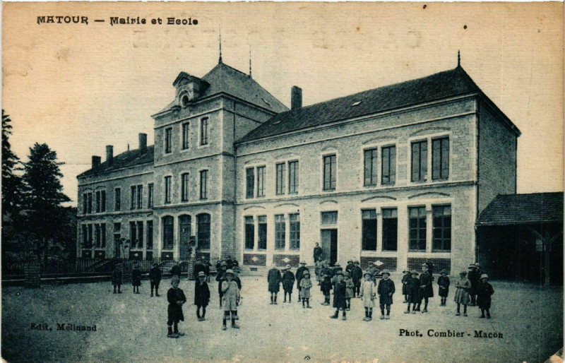 Carte postale ancienne Matour - Mairie et Ecole à Matour