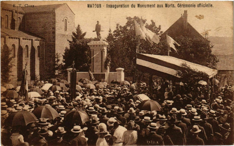Carte postale ancienne Matour - Inauguration du Monument aux Morts.Ceremonie officieile à Matour