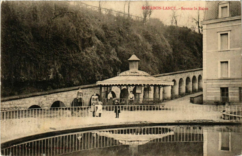 Carte postale ancienne Bourbon-Lancy - Source la Reine à Bourbon-Lancy