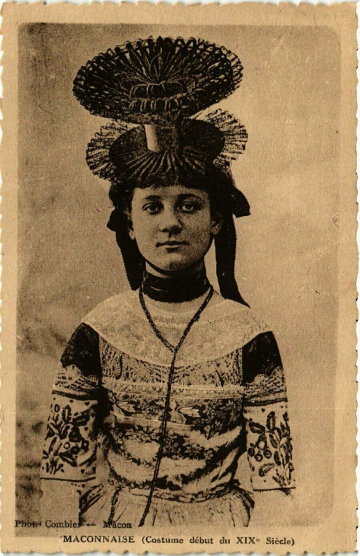 Carte postale ancienne Macon - MACONnaise - Costume XIXe Siecle à Mâcon