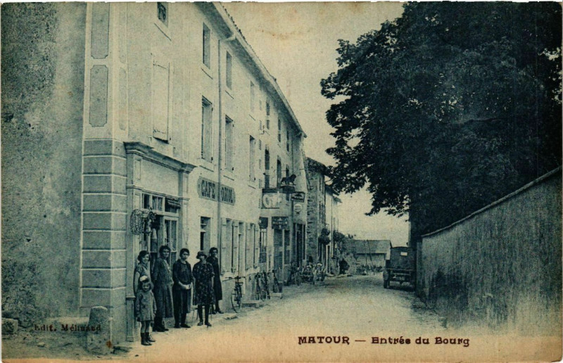 Carte postale ancienne Matour - Entrée du Bourg à Matour