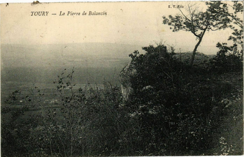 Carte postale ancienne Toury - La Pierre de Balancin