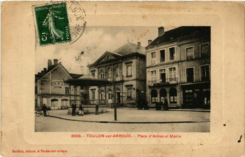 Carte postale ancienne Toulon-sur-Arroux - Place d'Armes et Mairie à Toulon-sur-Arroux