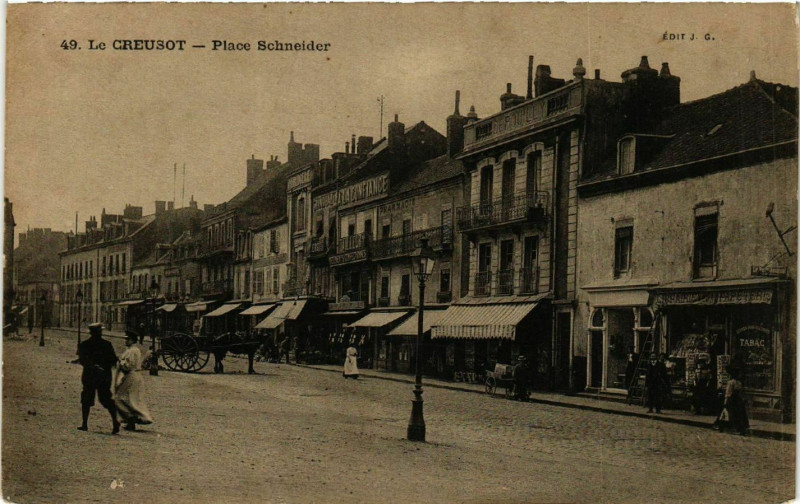 Carte postale ancienne Le Creusot - Place Schneider au Creusot
