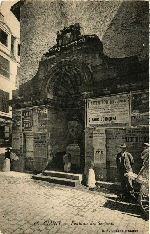 Carte postale ancienne Cluny - Fontaine des Serpents à Cluny