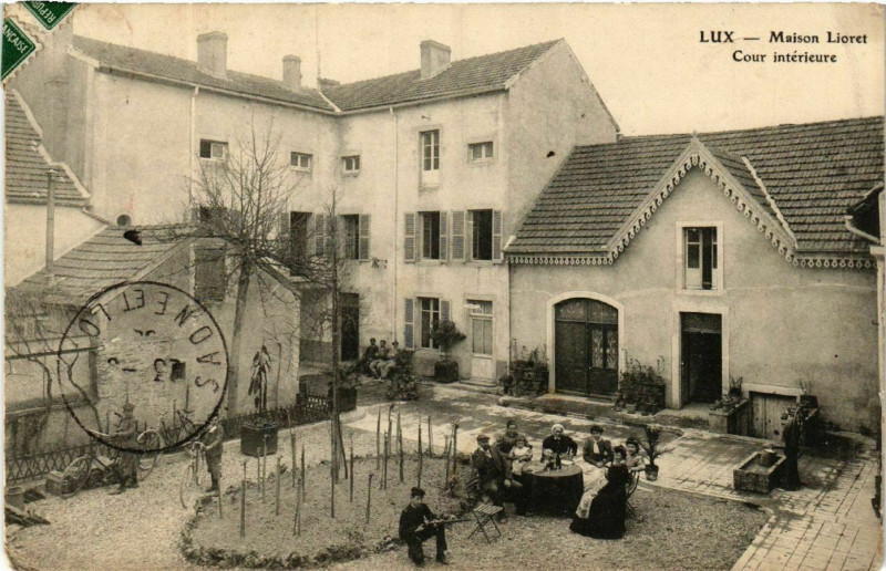 Carte postale ancienne Lux - Maison Loiret - Cour interieure à Lux