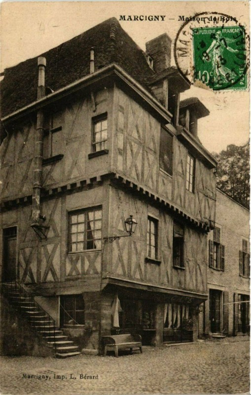 Carte postale ancienne Marcigny - Maison do Bois à Marcigny