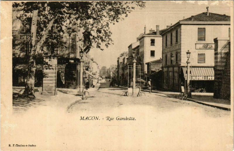 Carte postale ancienne Macon - Rue Gambetta à Mâcon