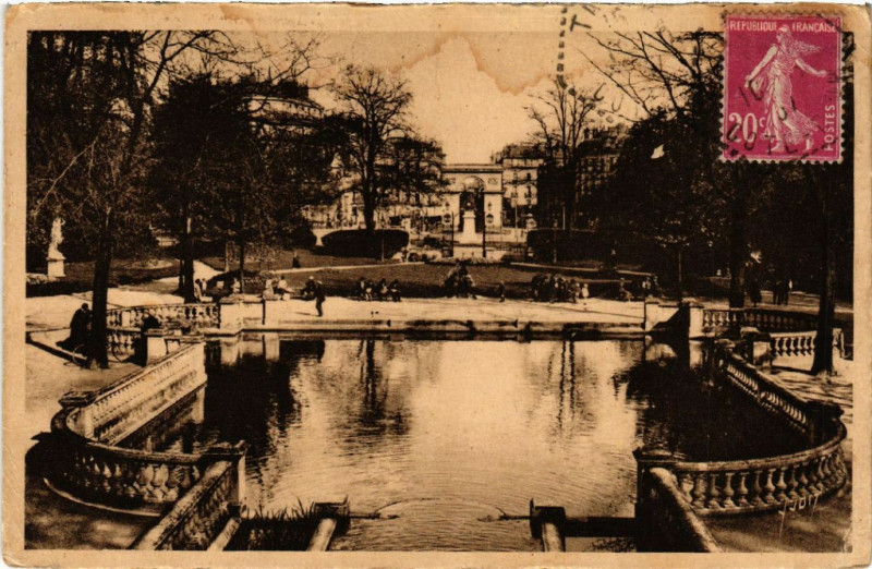 Carte postale ancienne Dijon - Chateau d'Eau et Place d'Arcy à Dijon