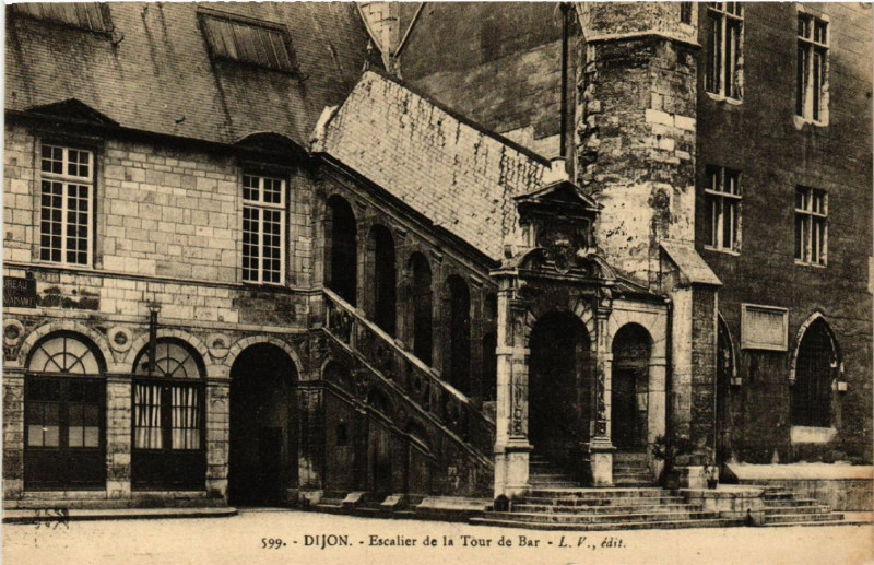 Carte postale ancienne Dijon - Escalier de la Tour de Bar à Dijon